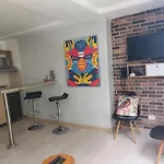 Medellin- La 70, Close To Everything, Laureles Retreat